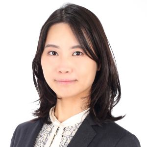 安井 里沙 氏